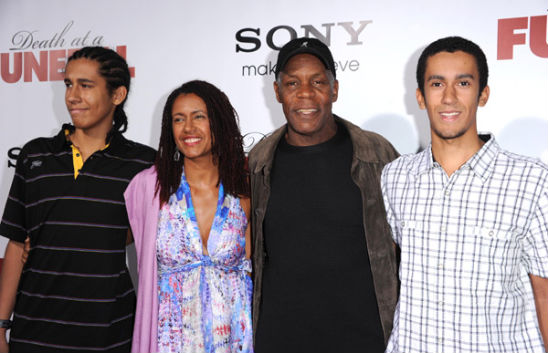 Photo de famille de la comédien,  musicien &  réalisateur, marié à Asake Bomani, célèbre pour The Color Purple, the Lethal Weapon series.
  