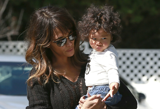 HALLE BERRY AND SON MAKE A GROCERY RUN