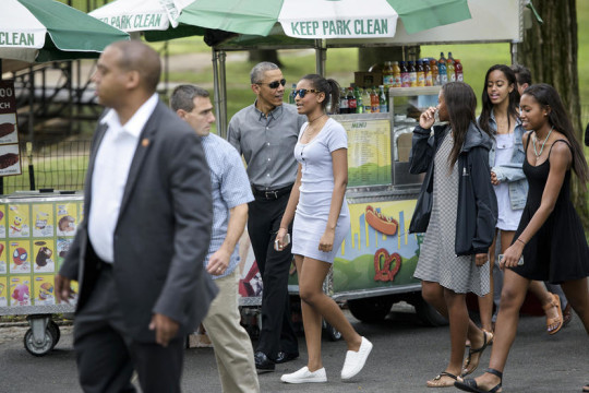 US President Barack Obama walks with daughters Sasha Obama (C) and Malia Obama (2R) and others  in Central Park July 18, 2015 in New York, New York. AFP PHOTO/BRENDAN SMIALOWSKI        (Photo credit should read BRENDAN SMIALOWSKI/AFP/Getty Images)