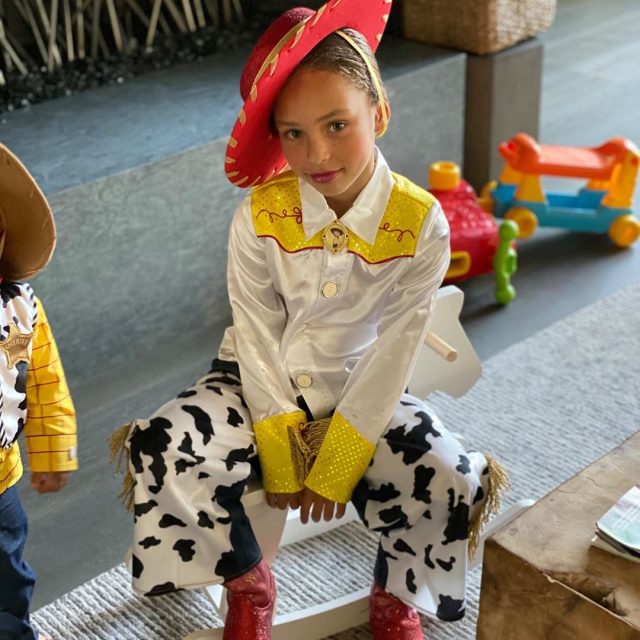 AYESHA CURRY, STEPH CURRY AND KIDS DRESS UP AS 'TOY STORY' CHARACTERS FOR  HALLOWEEN