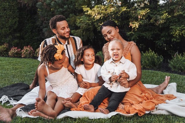 Stephen Curry Ayesha Curry And Kids Pose In Sweet Family Photo