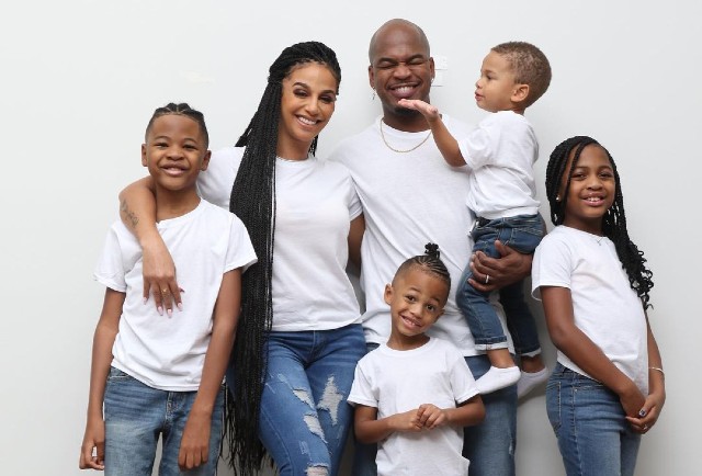 Ne-Yo, Wife And Kids Pose In Sweet Family Photos: &#39;This Is Us&#39;