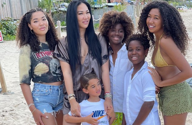 Kimora Lee Simmons Poses In Sweet Photo With All Of Her Kids