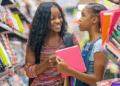 Mom and daughter shopping. FREEPIK.COM