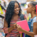 Mom and daughter shopping. FREEPIK.COM