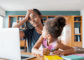 Mom making a mistake while with daughter. FREEPIK.COM