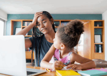 Mom making a mistake while with daughter. FREEPIK.COM