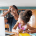 Mom making a mistake while with daughter. FREEPIK.COM