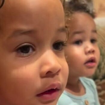 CHRISSY TEIGEN’S KIDS REACT TO SEEING HER ON TV: “THAT’S MOMMA!”